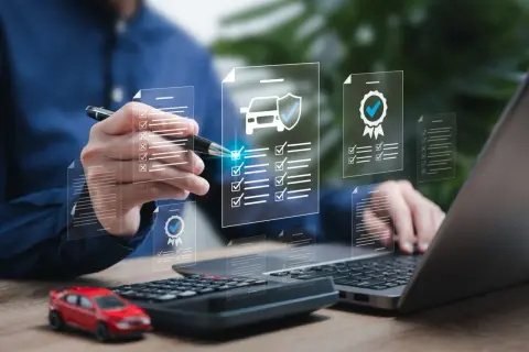 Mann prüft digitale Dokumente für ein UVV Auto. Checklisten und Siegel erscheinen auf dem Bildschirm.
