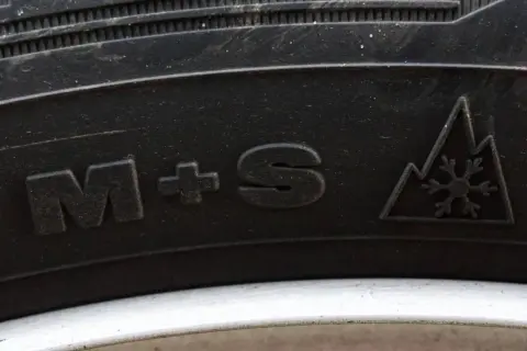 Reifen mit M+S-Kennzeichnung und Schneeflockensymbol im Berg. Dieses Symbol ist kein reiner sommerreifen, sondern ein Ganzjahresreifen.