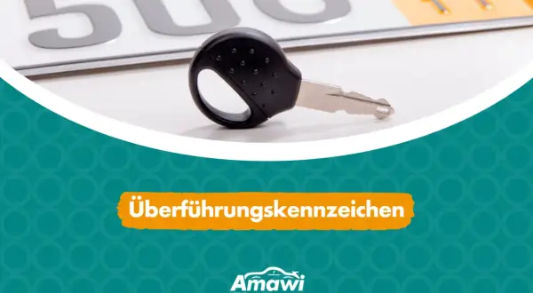 Ein Autoschlüssel liegt neben einem Kennzeichen. Der Text "Überführungskennzeichen" ist prominent platziert.