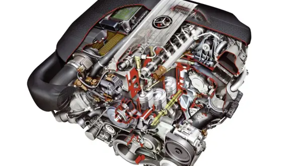 Schnittdarstellung eines Mercedes-Benz CDI-Motors, der die komplexe Mechanik und die Bedeutung von CDI-Technologie für Effizienz und Leistung zeigt.