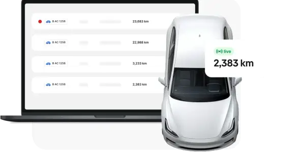 Ein Laptop zeigt eine Liste von Fahrzeugen mit Kilometerständen. Daneben ein weißes Elektroauto, das den aktuellen Kilometerstand live anzeigt.
