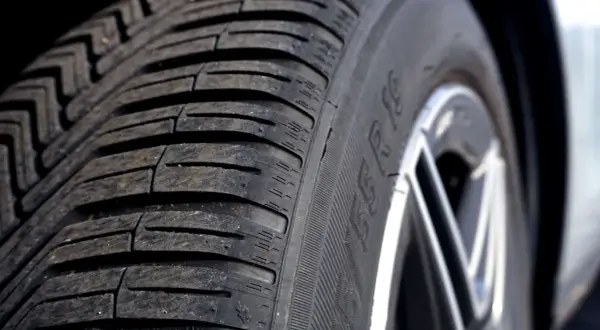Nahaufnahme eines Autoreifens mit sichtbarem Profil. Die Frage, wie lange halten autoreifen, hängt von vielen Faktoren ab.