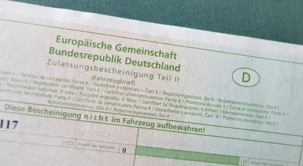 Deutsche Zulassungsbescheinigung Teil II, auch Fahrzeugbrief genannt. Was bedeutet Kfz? Das ist ein Dokument für Kraftfahrzeuge.