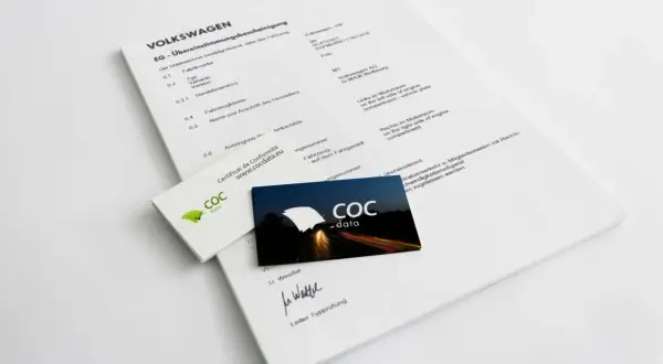 COC-Dokumente und ein Volkswagen-Zertifikat liegen auf einem Tisch.