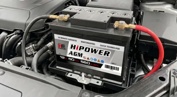 AGM Batterie im Motorraum, bereit für den Einsatz. Die HiPower AGM Batterie mit 50 Ah ist eine zuverlässige Energiequelle, die auch nach Tiefentladung noch Leistung bringt.