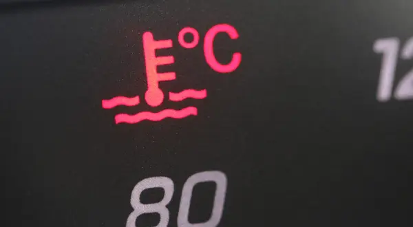 Rote Warnleuchte zeigt an: motortemperatur zu hoch. Der Thermometer-Symbol leuchtet.