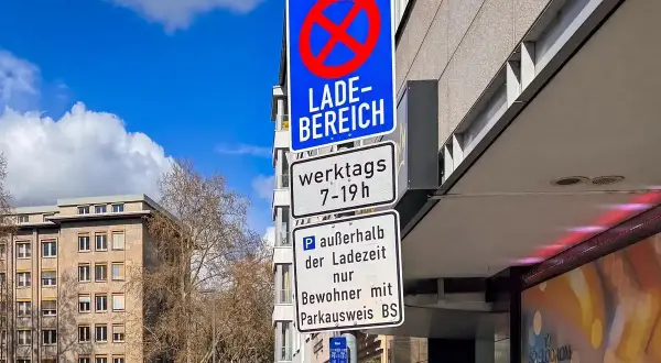 Verkehrsschilder weisen auf eine Ladezone hin, in der werktags von 7-19 Uhr Parken verboten ist. Außerhalb der Ladezeit ist Parken nur für Anwohner mit Parkausweis gestattet.