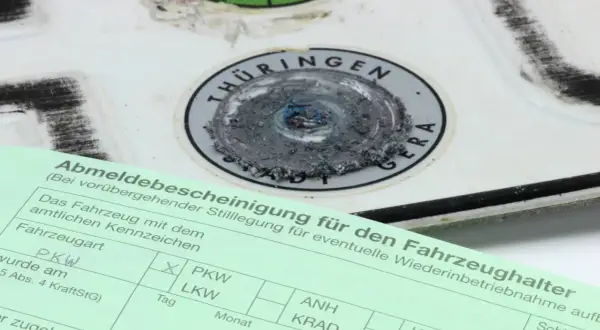 Abmeldebescheinigung für einen PKW, der nicht mehr für die LKW-Zulassung benötigt wird. Das Siegel von Thüringen ist beschädigt.