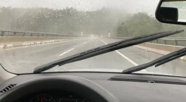 Starke Regenfälle auf der Autobahn. Der scheibenwischer funktioniert nicht, die Sicht ist stark eingeschränkt.