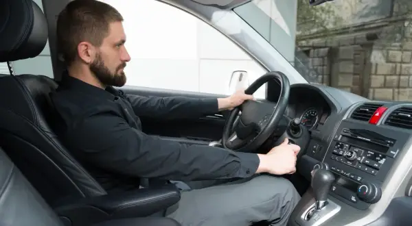 Mann versucht, das Auto zu starten, aber es dreht nicht. Mögliche anlasser magnetschalter defekt symptome.
