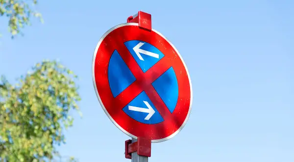 Verkehrszeichen: Kein Parken, Halten oder Warten erlaubt. Pfeile zeigen die Zone an.