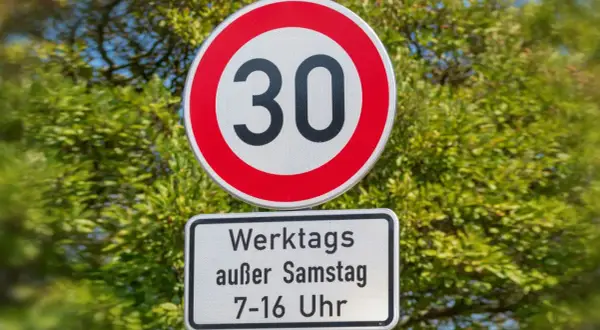 Geschwindigkeitsbegrenzung 30. Was bedeutet werktags parken? Nur von Montag bis Freitag, 7-16 Uhr, ist hier parken erlaubt.