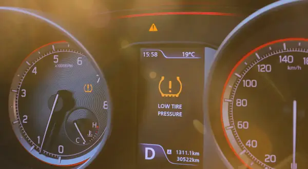 Warnung im Auto: Die reifendruck auto anzeige leuchtet gelb. Zeit, den Reifendruck zu prüfen!