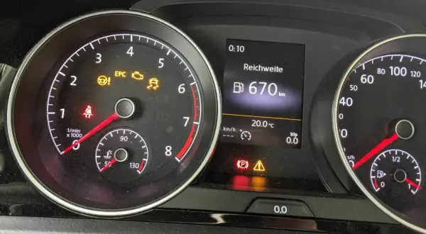Warnleuchten (EPC, Lenkrad mit Ausrufezeichen, ESP) leuchten auf, der Motor startet schlecht. Reichweite 670 km.