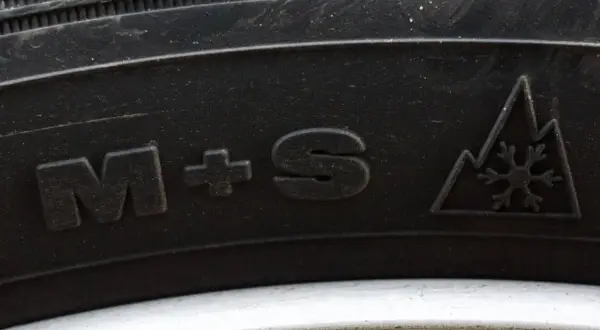 Reifen mit M+S-Kennzeichnung und Schneeflockensymbol im Berg. Dieses Symbol ist kein reiner sommerreifen, sondern ein Ganzjahresreifen.