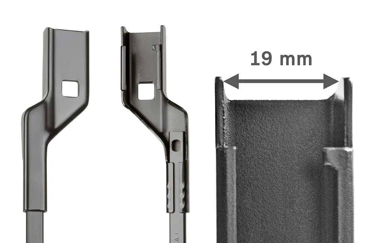 Detailaufnahme von Adaptern für Bosch Scheibenwischer wechseln. Die Breite beträgt 19 mm.