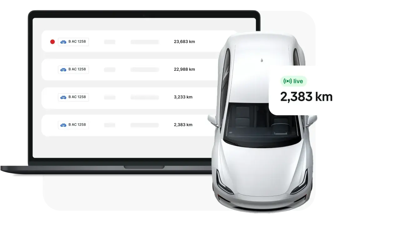Ein Laptop zeigt eine Liste von Fahrzeugen mit Kilometerständen. Daneben ein weißes Elektroauto, das den aktuellen Kilometerstand live anzeigt.