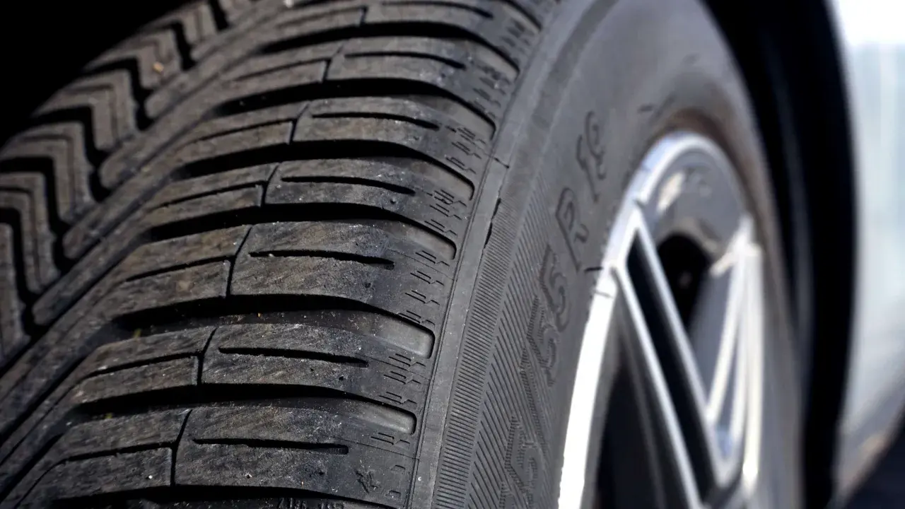 Nahaufnahme eines Autoreifens mit sichtbarem Profil. Die Frage, wie lange halten autoreifen, hängt von vielen Faktoren ab.