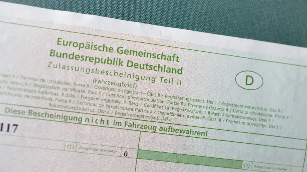 Deutsche Zulassungsbescheinigung Teil II, auch Fahrzeugbrief genannt. Was bedeutet Kfz? Das ist ein Dokument für Kraftfahrzeuge.