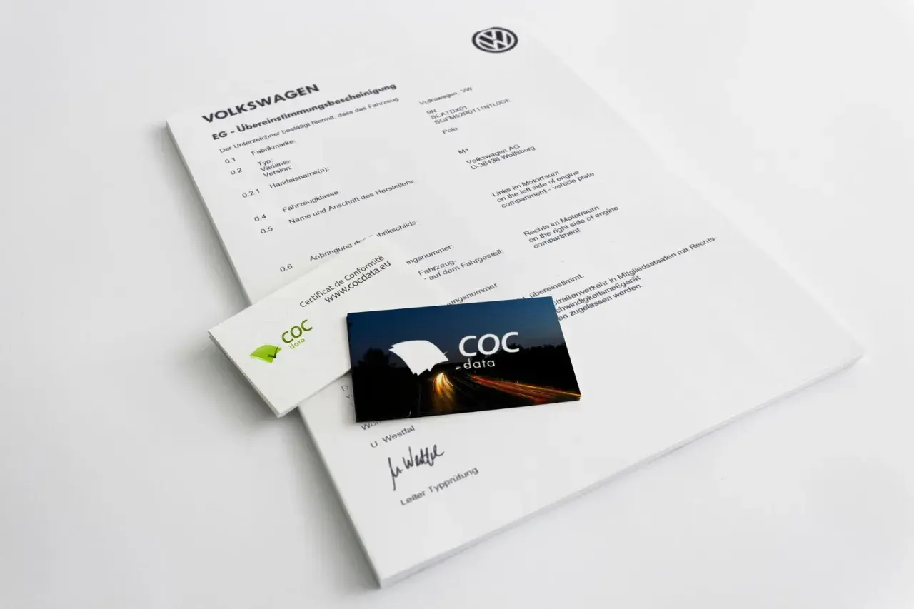 COC-Dokumente und ein Volkswagen-Zertifikat liegen auf einem Tisch.