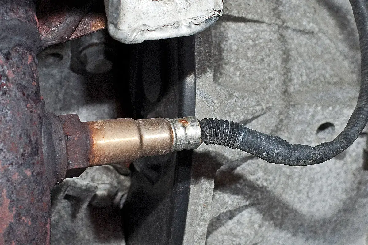 Defekte Lambdasonde Heizung: Symptome wie erhöhter Verbrauch, unrunder Motorlauf oder Motorkontrollleuchte. Hier die Sonde am Auspuffkrümmer.