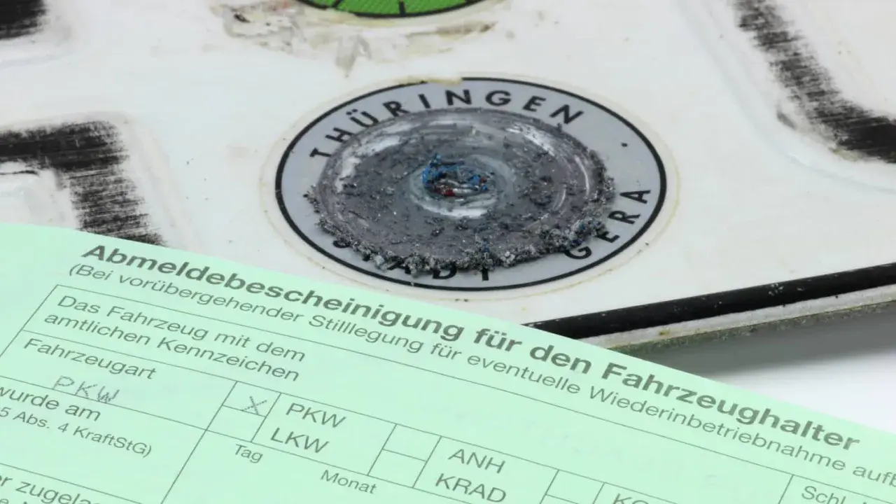 Abmeldebescheinigung für einen PKW, der nicht mehr für die LKW-Zulassung benötigt wird. Das Siegel von Thüringen ist beschädigt.