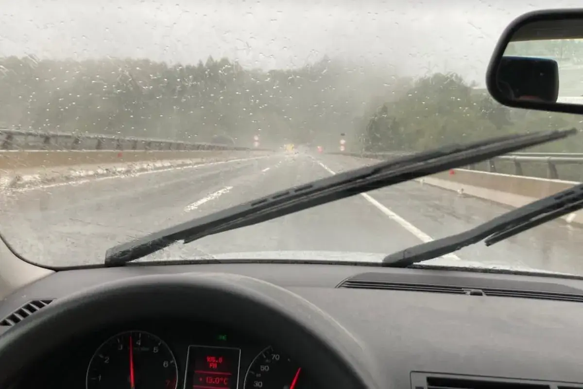 Starke Regenfälle auf der Autobahn. Der scheibenwischer funktioniert nicht, die Sicht ist stark eingeschränkt.
