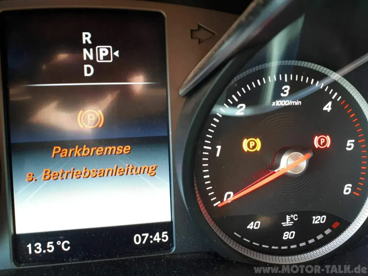Warnleuchte zeigt Parkbremse Fehler an. Die Anzeige "Parkbremse s. Betriebsanleitung" erscheint im Display.