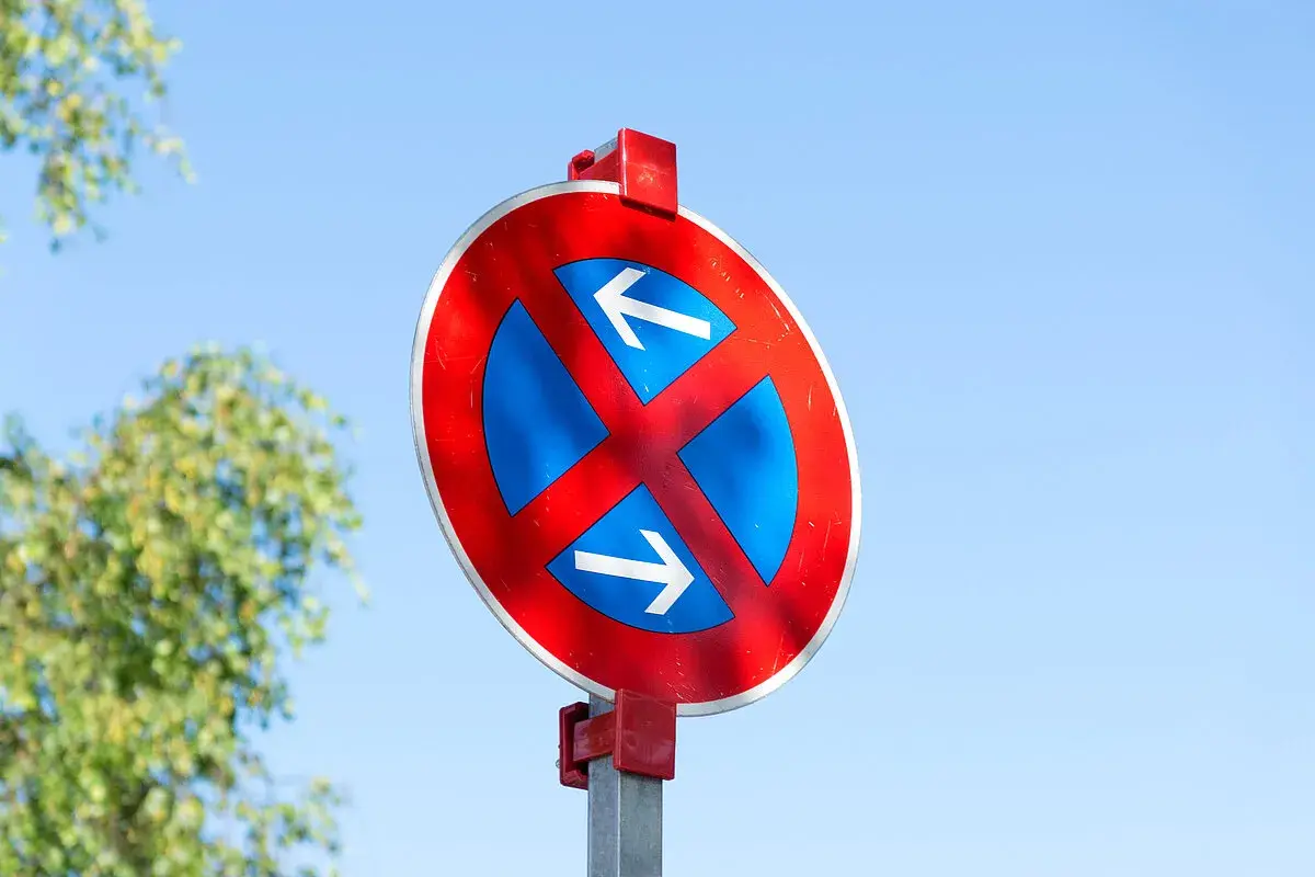 Verkehrszeichen: Kein Parken, Halten oder Warten erlaubt. Pfeile zeigen die Zone an.