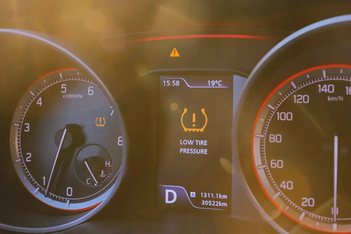 Warnung im Auto: Die reifendruck auto anzeige leuchtet gelb. Zeit, den Reifendruck zu prüfen!