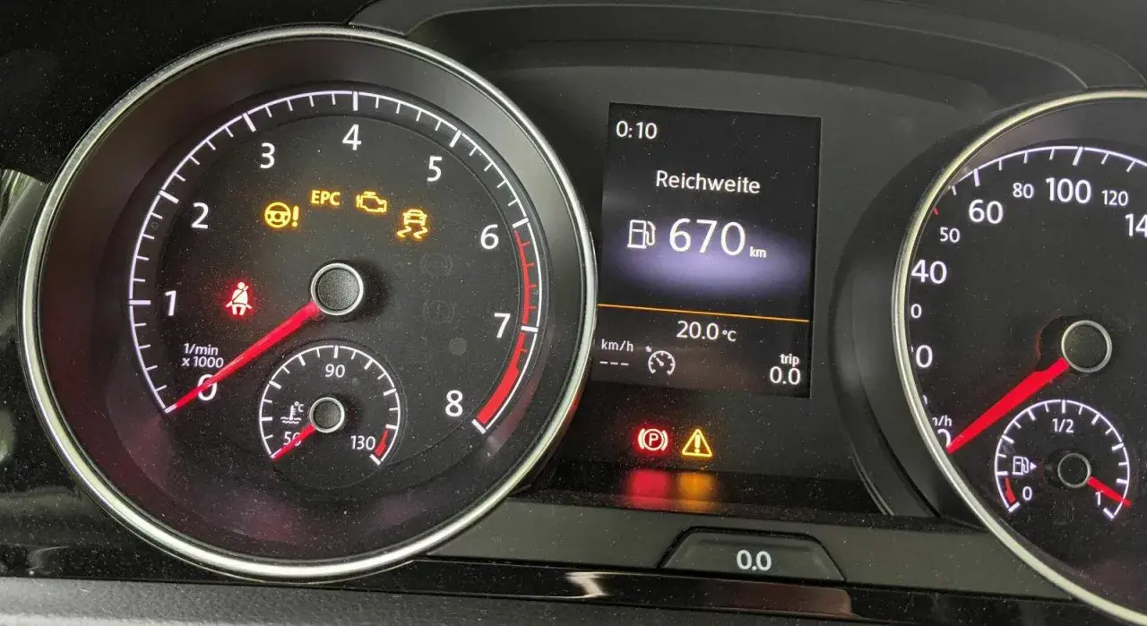 Warnleuchten (EPC, Lenkrad mit Ausrufezeichen, ESP) leuchten auf, der Motor startet schlecht. Reichweite 670 km.
