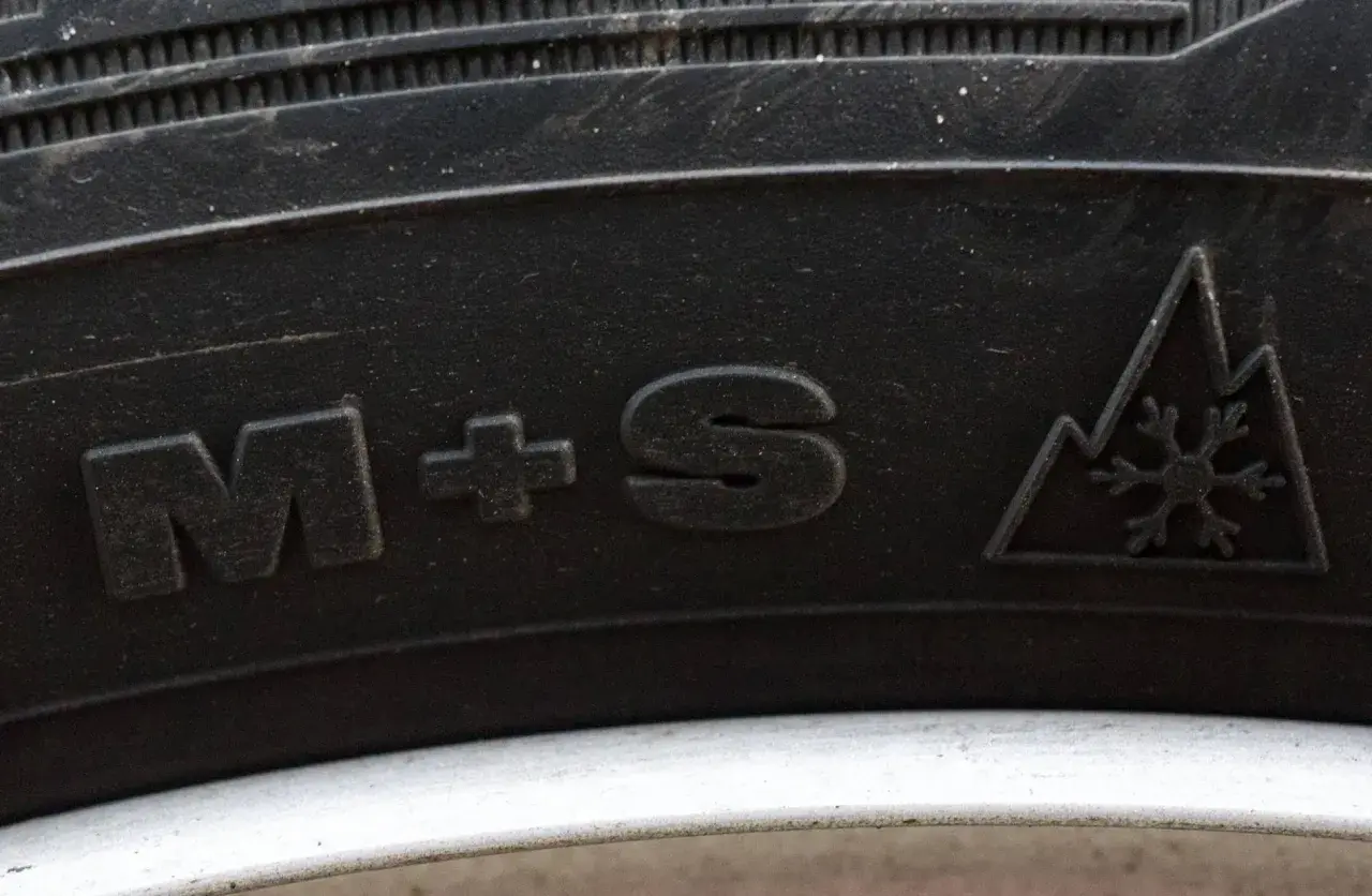 Reifen mit M+S-Kennzeichnung und Schneeflockensymbol im Berg. Dieses Symbol ist kein reiner sommerreifen, sondern ein Ganzjahresreifen.