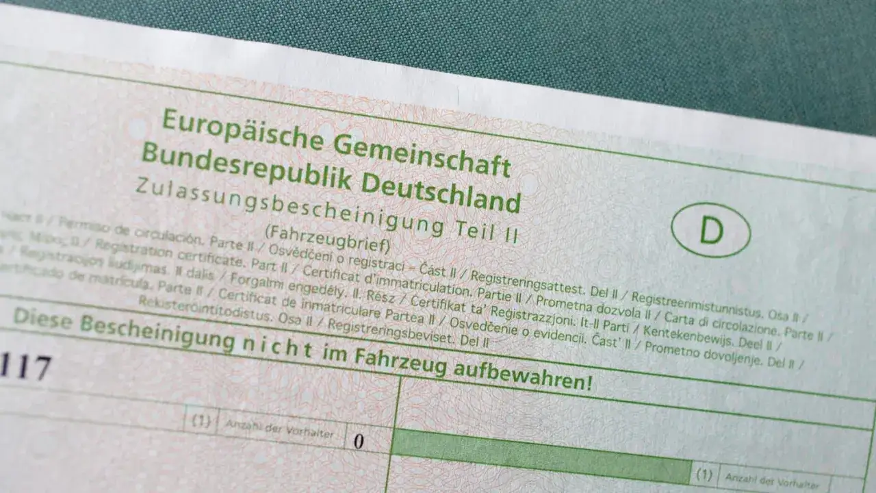 Zulassungsbescheinigung Teil II der Bundesrepublik Deutschland. Die Bedeutung des Kfz-Dokuments ist die Zulassung.