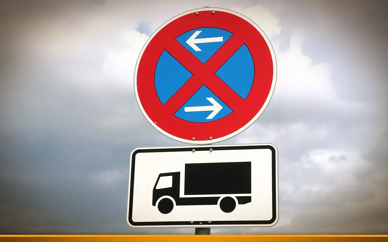 Verkehrsschild: Halteverbot mit Pfeilen links und rechts, darunter ein LKW-Symbol. Hier darf man nicht lange stehen.