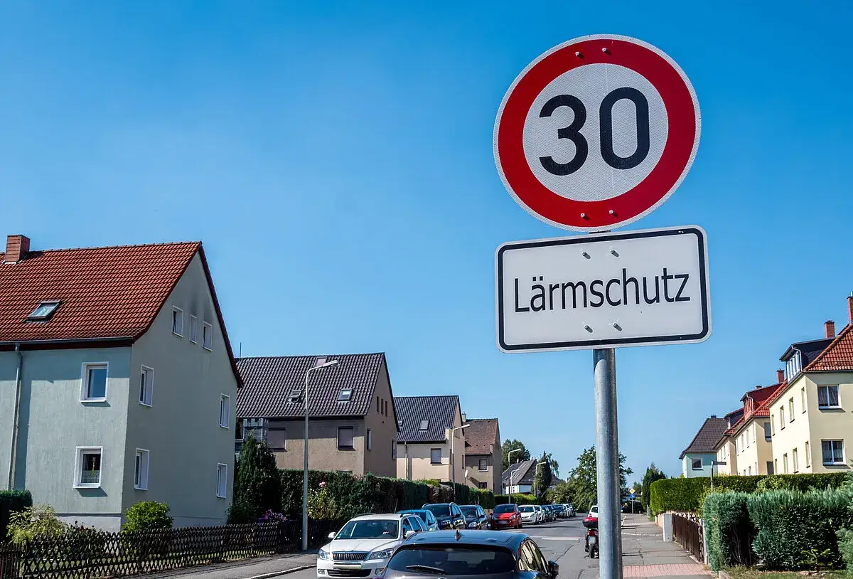 Schilder zeigen 30 km/h und 