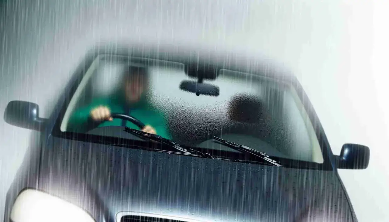 Fahrer im starken Regen, die Sicht ist schlecht, da der scheibenwischer funktioniert nicht.