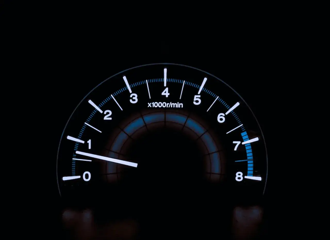 Tachometer zeigt niedrige Drehzahl, das Auto ist im Leerlauf.