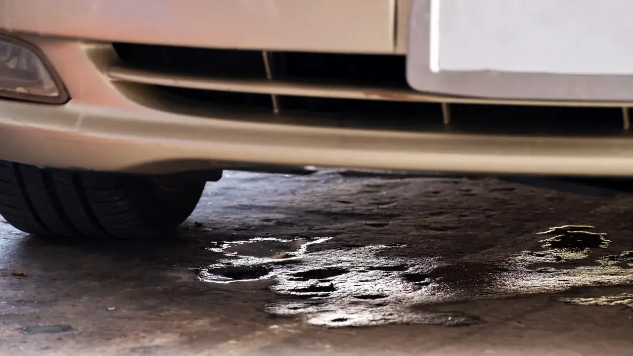 Kondenswasser unter dem Auto, wahrscheinlich von der Klimaanlage. Ein Zeichen, dass die Anlage funktioniert und k&uuml;hlt.