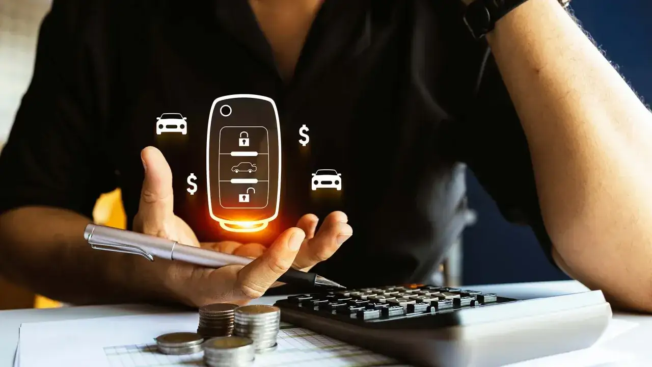 Person berechnet die total cost of ownership für ein Auto. Ein Autoschlüssel-Symbol mit Funktionen und Geldsymbole sind zu sehen.