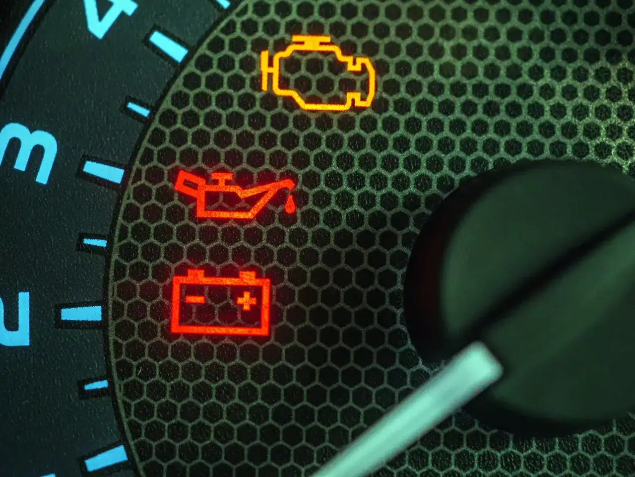 Warnleuchten im Auto: Motor, &Ouml;l und Batterie leuchten rot. M&ouml;gliche Motorschaden Symptome.
