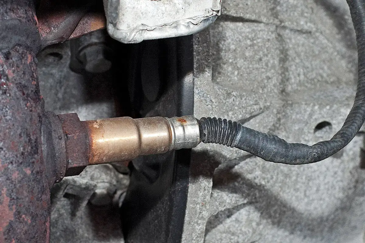 Defekte Lambdasonde Heizung: Symptome wie erh&ouml;hter Verbrauch & Motorleuchte. Hier ist die Sonde am Auspuffkr&uuml;mmer zu sehen.