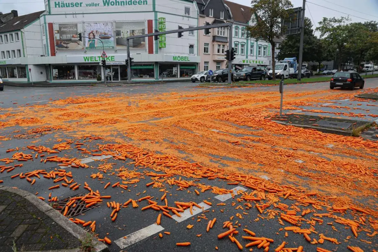 Eine Kreuzung ist mit Karotten bedeckt. Der Unfallhergang ist unklar, aber es sieht aus, als ob ein LKW umgekippt ist.