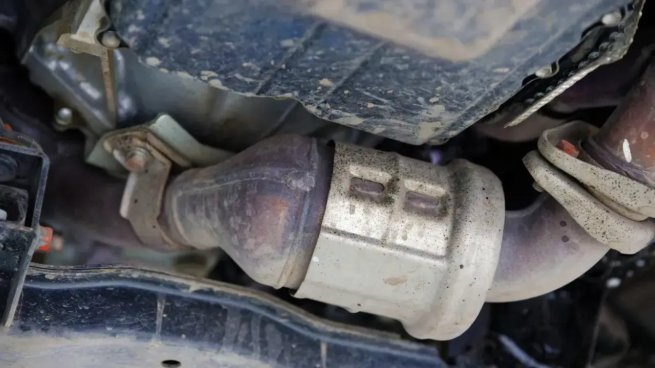 Unterseite eines Autos mit sichtbarem Katalysator. Hier wird gezeigt, wie ein Katalysator kaputt gehen kann, z.B. durch Rost oder mechanische Besch&auml;digung.