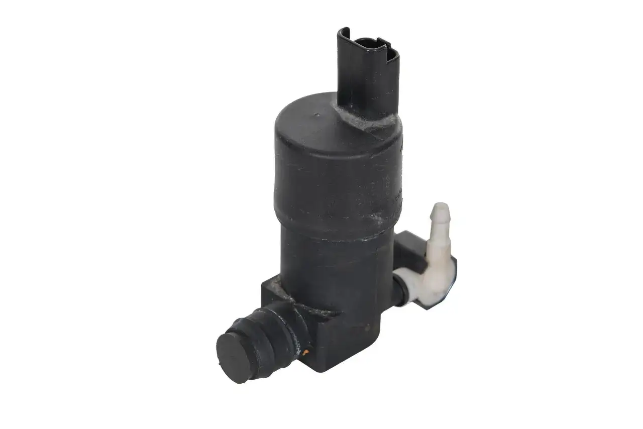 Schwarze Waschwasserpumpe mit Anschl&uuml;ssen. Ideal zum Waschwasserpumpe wechseln, um wieder klare Sicht zu haben.