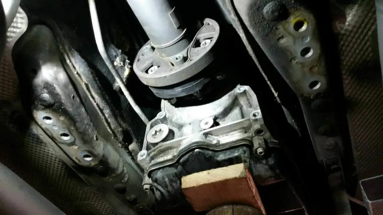 Unterbodenansicht eines Autos mit defekter Hardyscheibe. Symptome k&ouml;nnen Vibrationen sein.