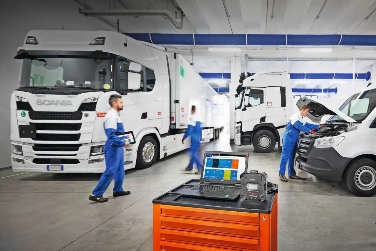 Mechaniker prüfen LKW-Motoren. Ein Mann hält ein Tablet, während ein anderer unter der Motorhaube eines Transporters arbeitet. Der Laptop zeigt Diagnoseinformationen an, die helfen, wenn der motor vibriert.