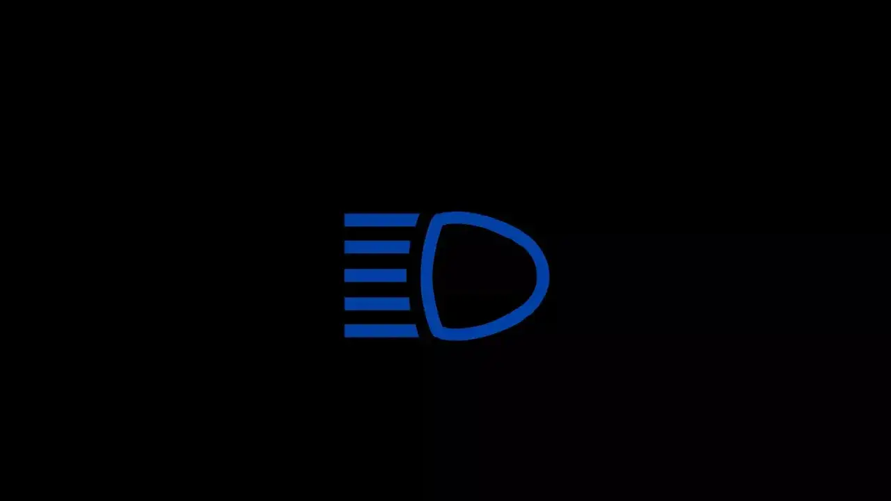 Blaues Symbol f&uuml;r Fernlicht. Es zeigt einen Scheinwerfer mit vier horizontalen Linien, die Lichtstrahlen darstellen.
