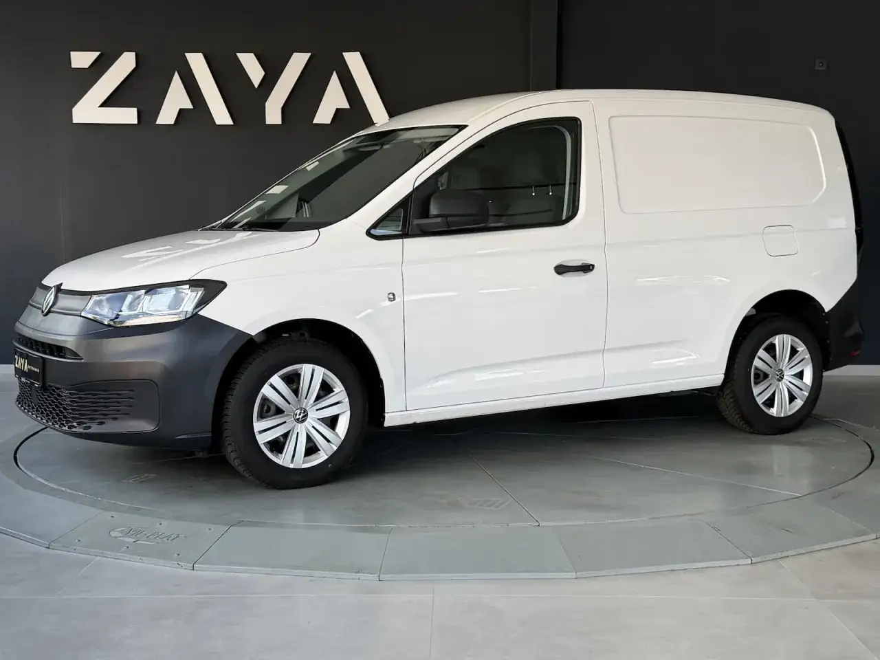 Weißer Kastenwagen mit LKW-Zulassung, ideal für private Nutzung und Transport.