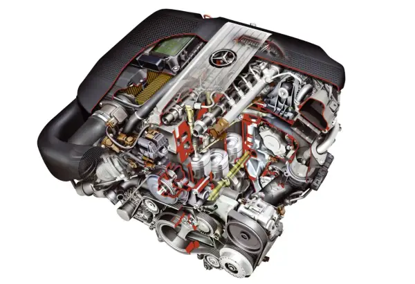 Schnittdarstellung eines Mercedes-Benz CDI-Motors, der die komplexe Mechanik und die Bedeutung von CDI-Technologie für Effizienz und Leistung zeigt.