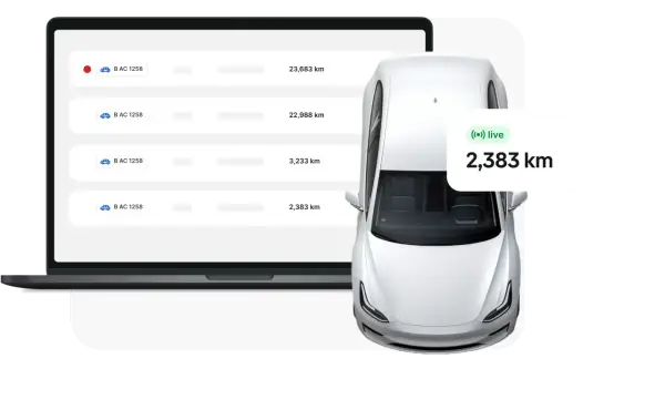 Ein Laptop zeigt eine Liste von Fahrzeugen mit Kilometerständen. Daneben ein weißes Elektroauto, das den aktuellen Kilometerstand live anzeigt.
